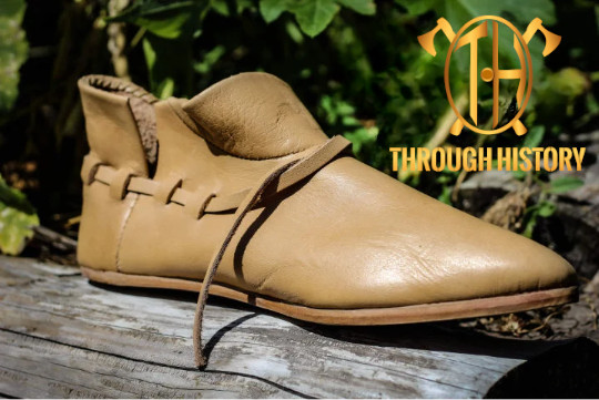 Chaussures franques de Paladru, reproduction historique en cuir (France) — costume médiéval | Through History