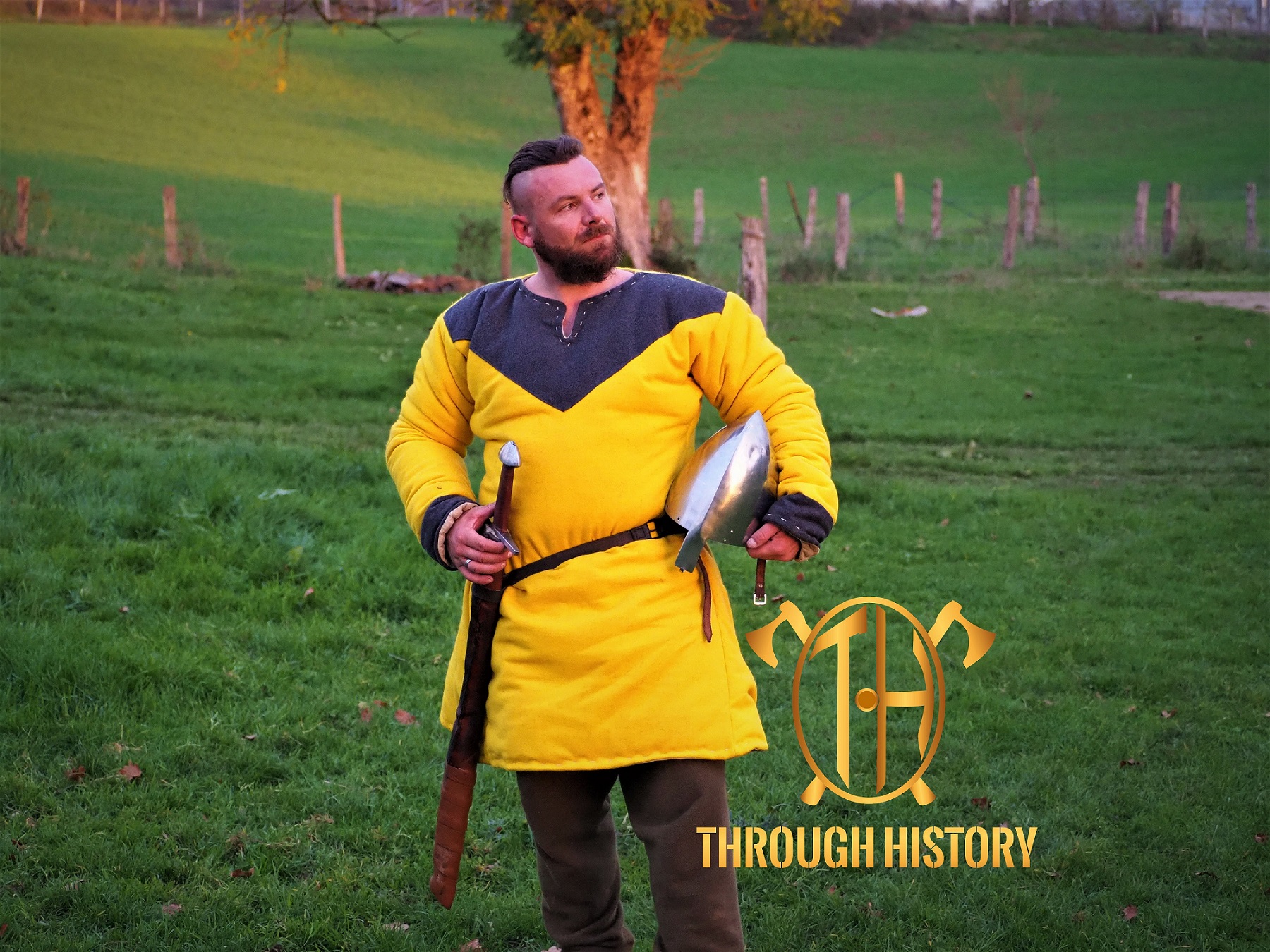 Tunique de combat normande, reproduction historique — reconstitution médiévale | Through History