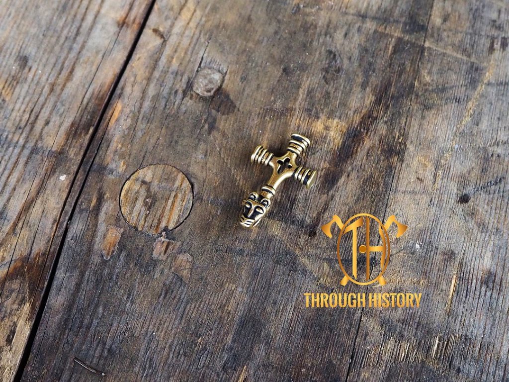Croix à tête de loup en bronze de Fossi, reproduction historique (Islande) — reconstitution viking | Through History