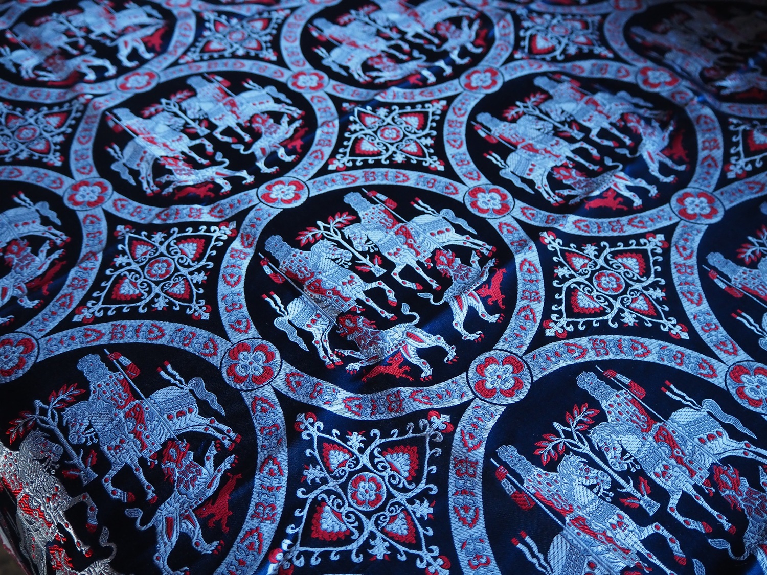 Soie de Mozac, suaire de Saint Austremoine, reproduction historique de tissu — reconstitution médiévale | Through History