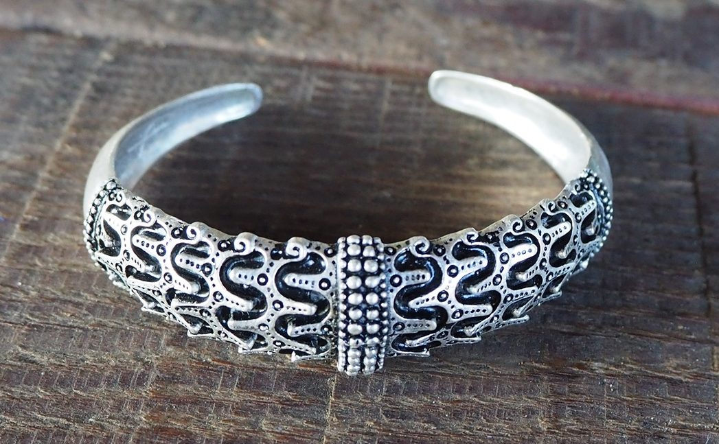 Bracelet en argent Orupgard, reproduction historique (Danemark) — reconstitution viking | Through History