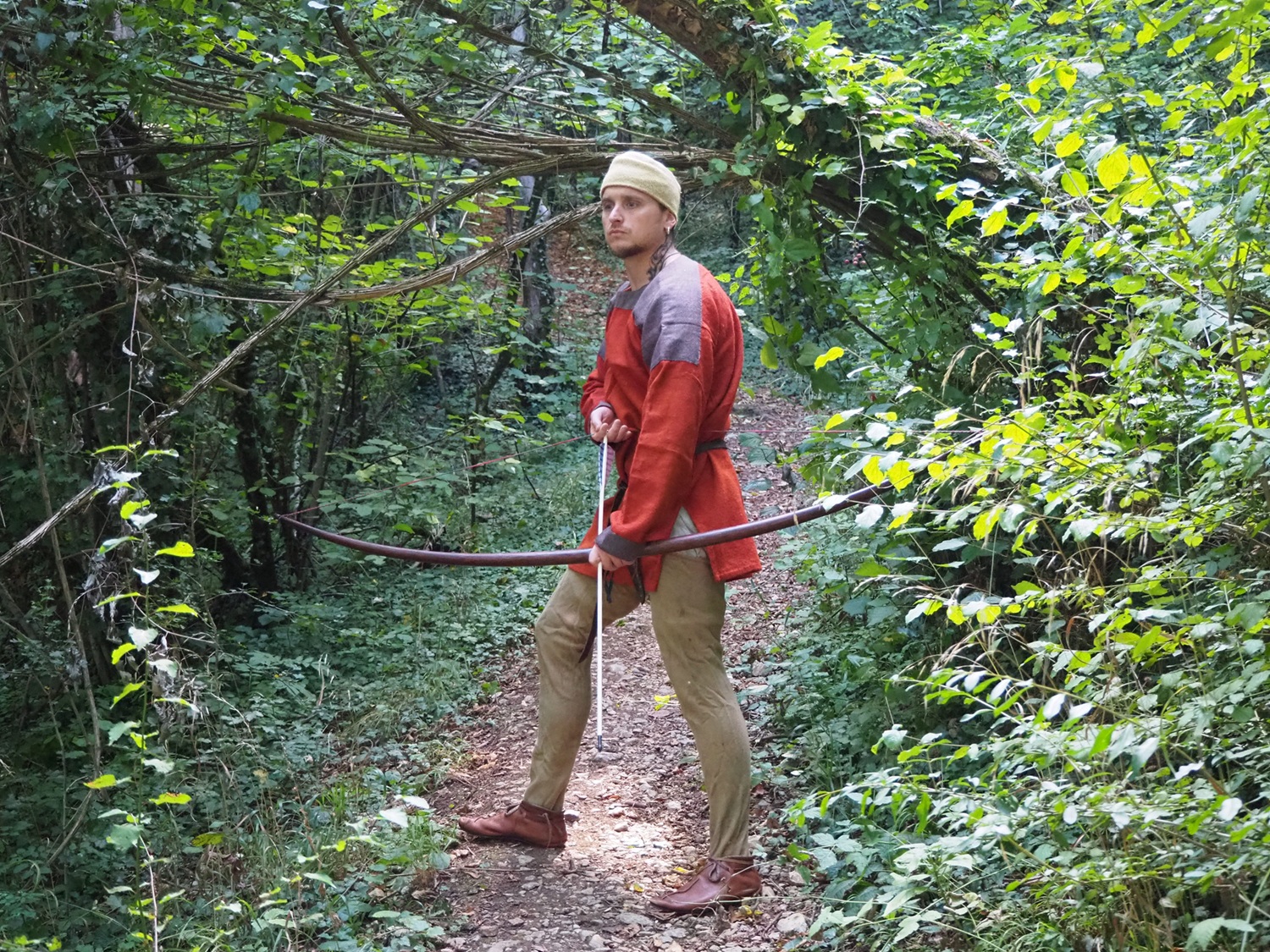 Arc long (longbow) 25 lbs, reproduction historique — archerie viking et médiévale | Through History