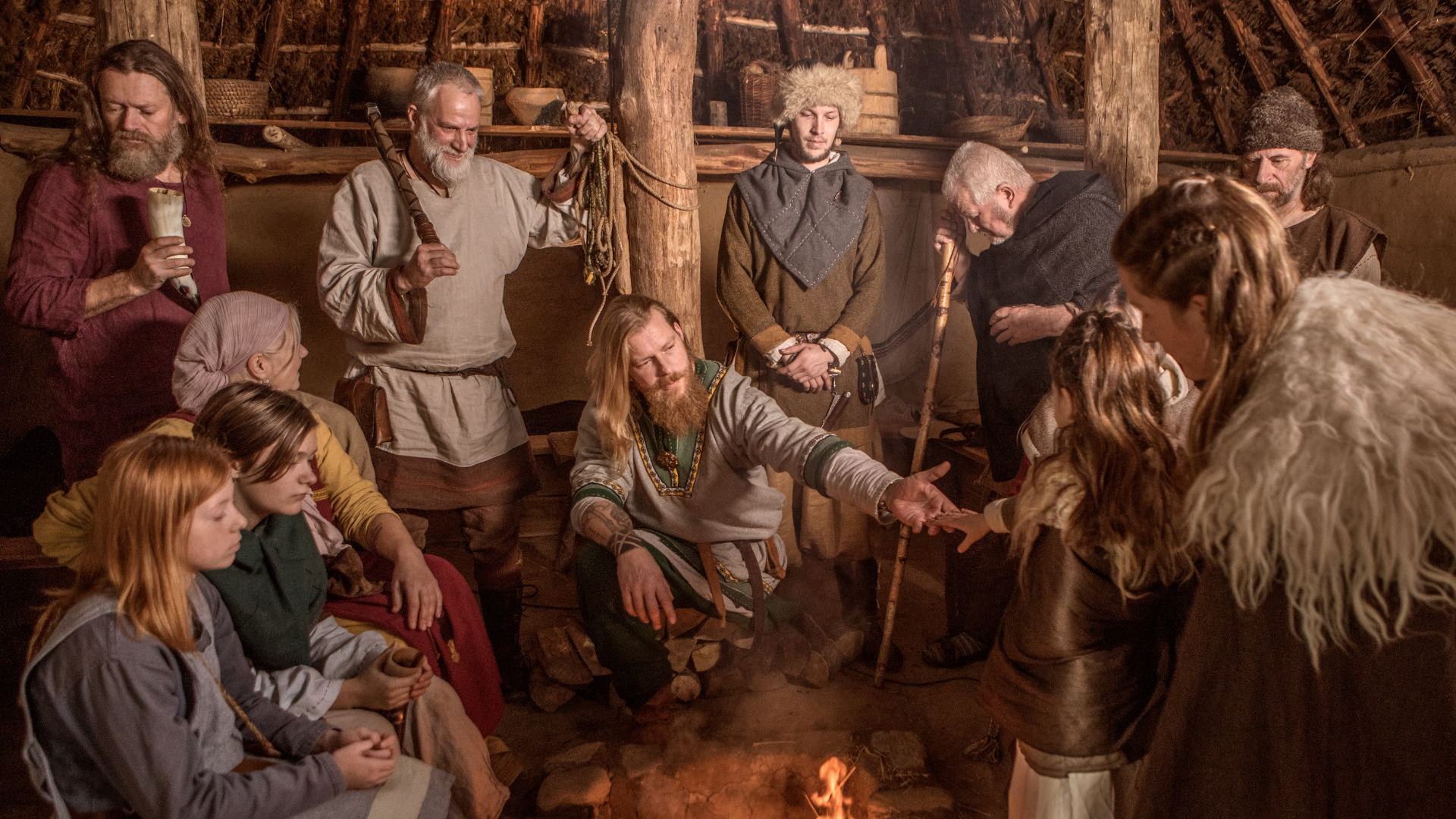 Rituel du jólablót : Vikings rassemblés sous une tente pendant la fête de Yule