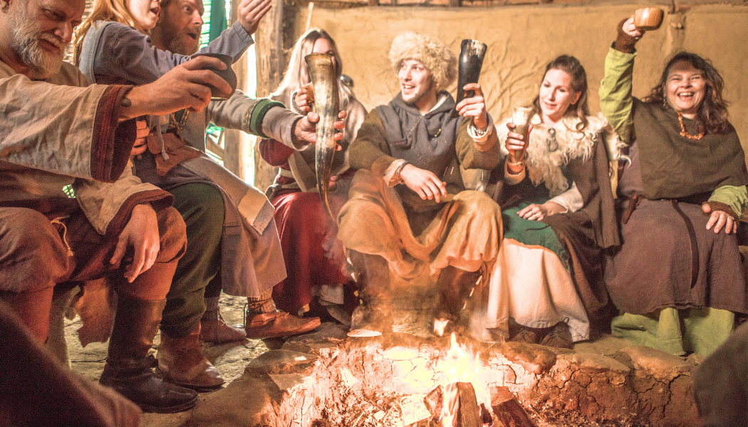 vikings qui font la fête devant un feu de camp
