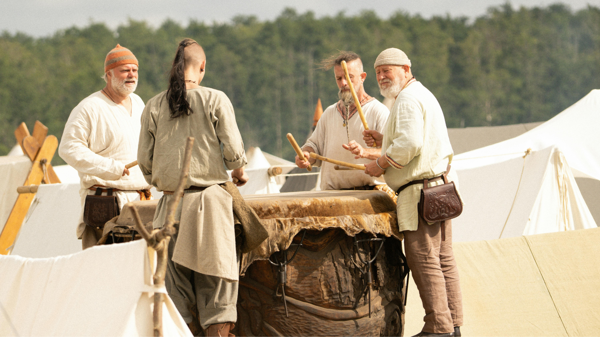Vikings réunis autour d'un tambour lors d'une reconstitution de fête viking